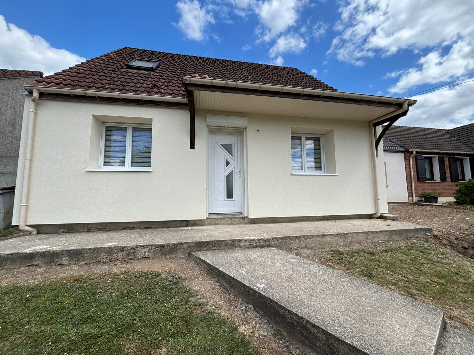 Équipe d'artisans Isol Grand Est experts en isolation extérieure